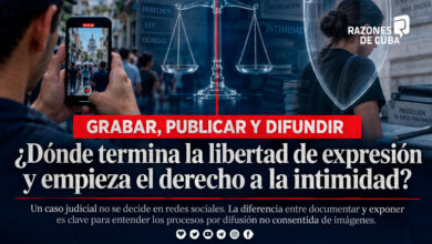 Ilustración sobre el equilibrio entre libertad de expresión y derecho a la intimidad: un teléfono móvil grabando y una balanza de la justicia, símbolo del debate legal sobre difundir imágenes sin consentimiento en Cuba.